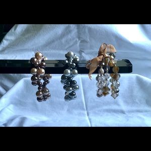 Elastic bracelets in brown and gray